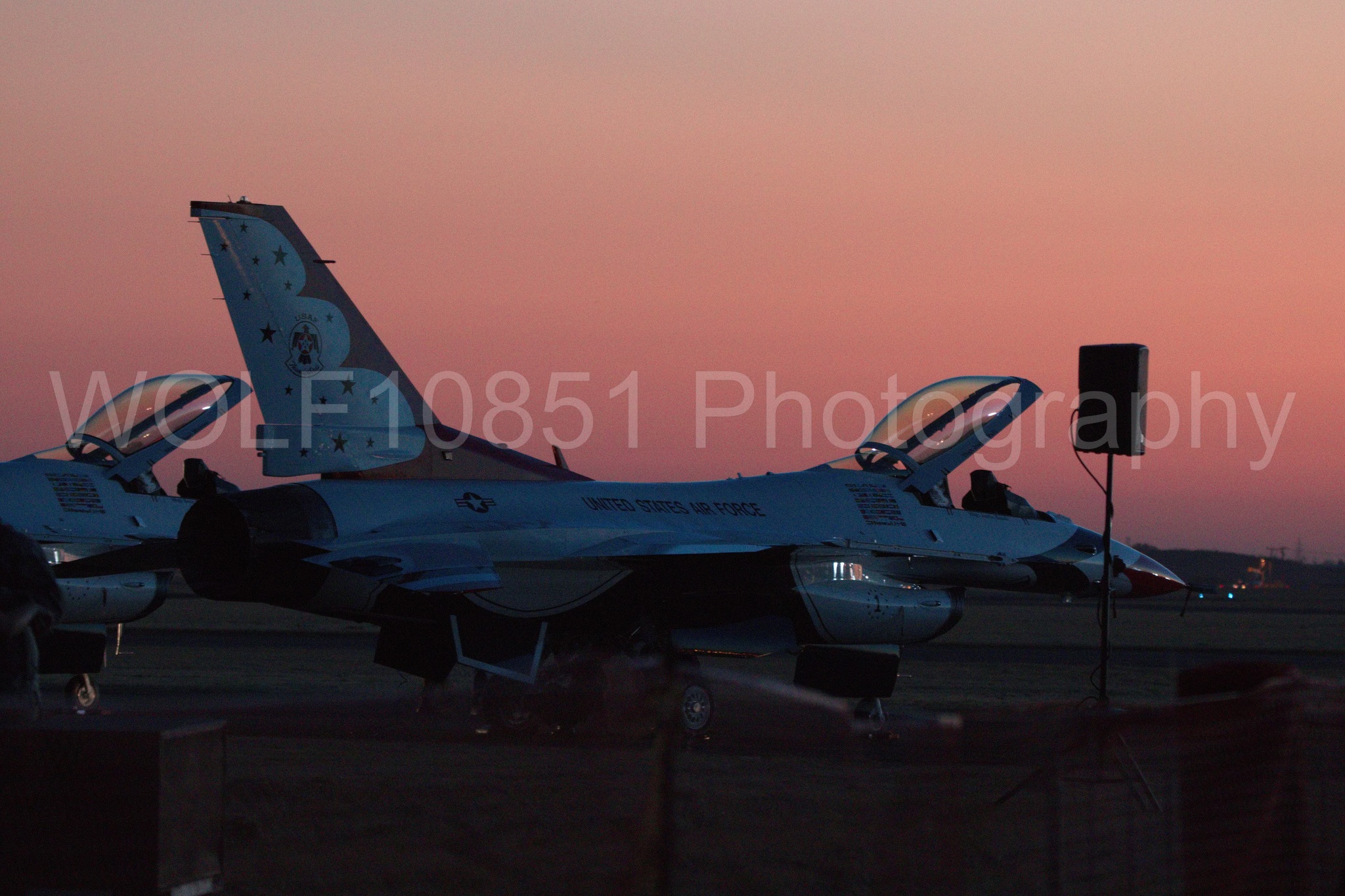 Aviation photography by WOLF10851 featuring F-16 Fighting Falcon, Thunderbirds, Red White and Blue, Featured, California Capital Airshow 2018.